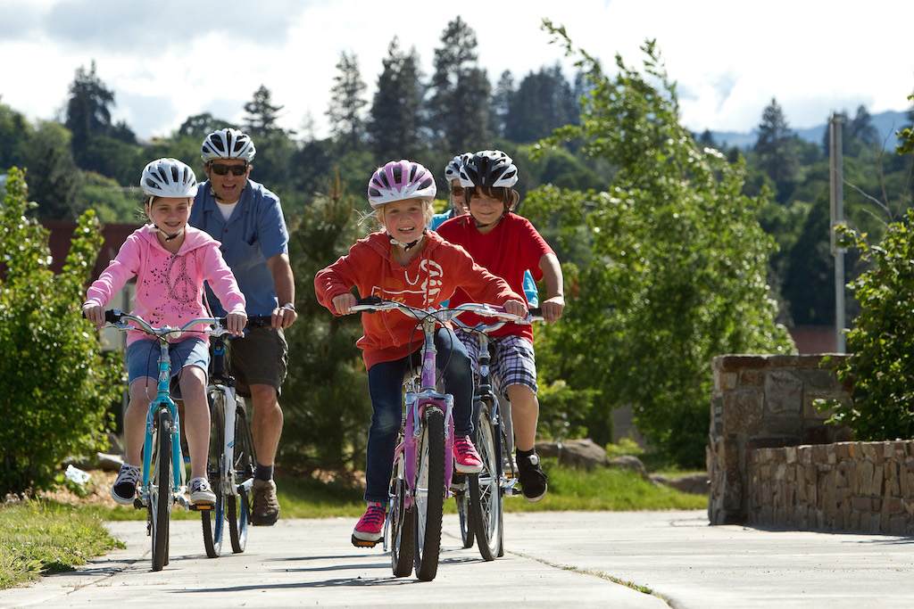 Family biking in Glenwood Springs